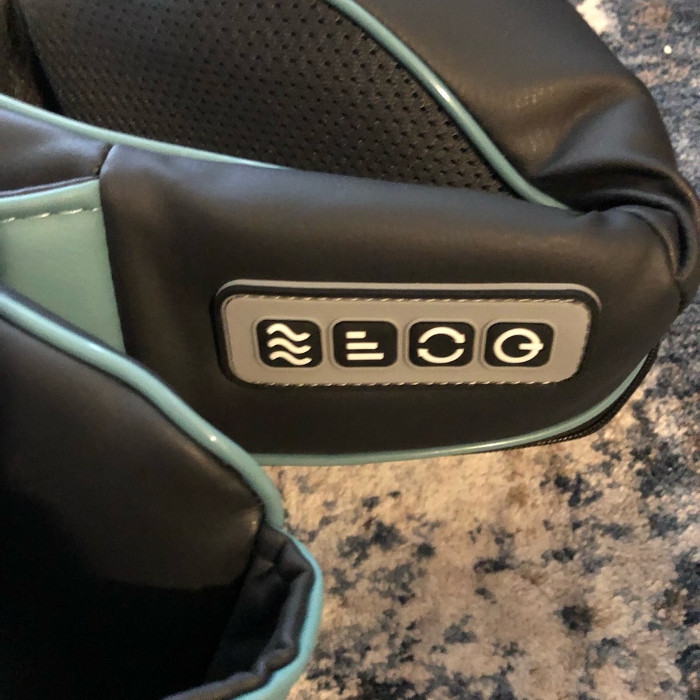 INVOSPA NECK MASSAGER - Picture 2 of 5